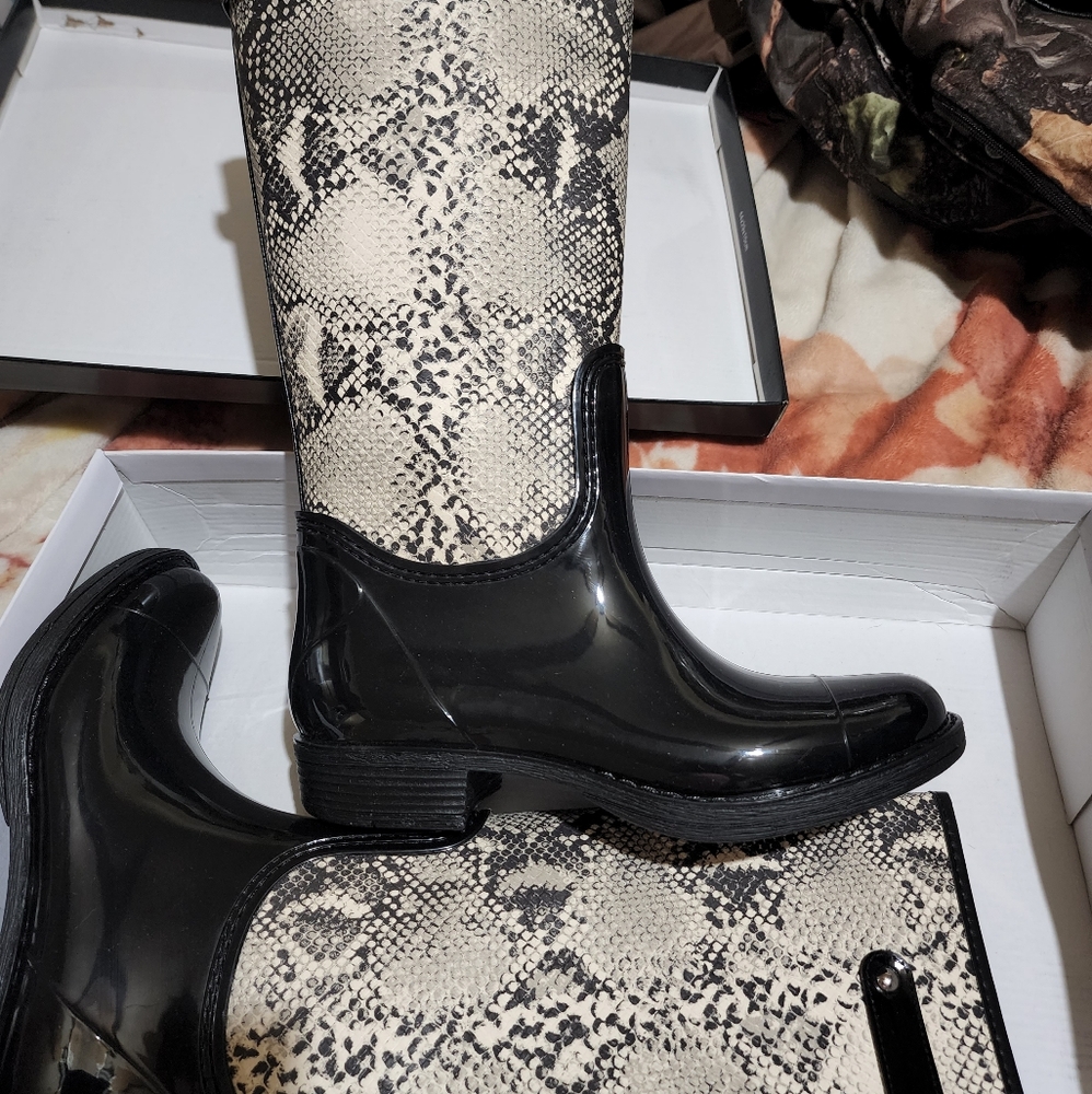 Size 7 snakeskin rain boots - Picture 2 of 2